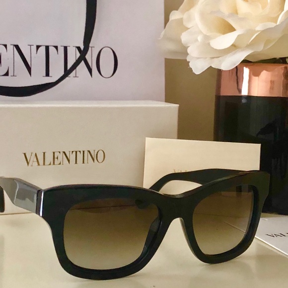 🎀 VALENTINO V702SB / 963 BLUE WOMENS SUNGLASSES. - Picture 1 of 8